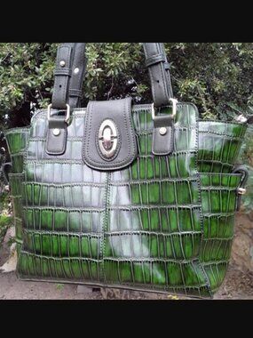 MADI CLAIRE Large Green Leather Handbag/Shoulderbag